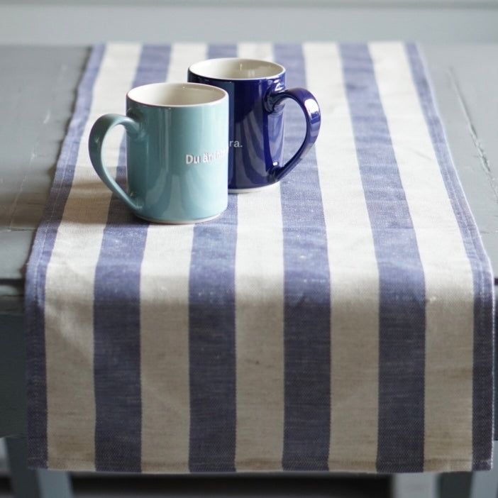 Tischläufer Streifen Halbleinen blau auf Tisch mit blauen Kaffeetassen