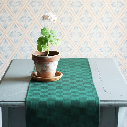 Tischläufer Karo in grün auf Tisch mit Pelargonie im Topf drauf