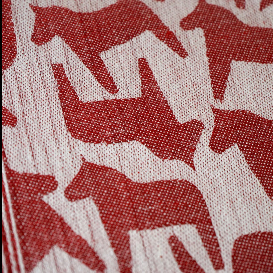 Detail des Tischläufers Dalahst aus Leinen in rot von Klässbols linneväveri erhältlich bei MYS