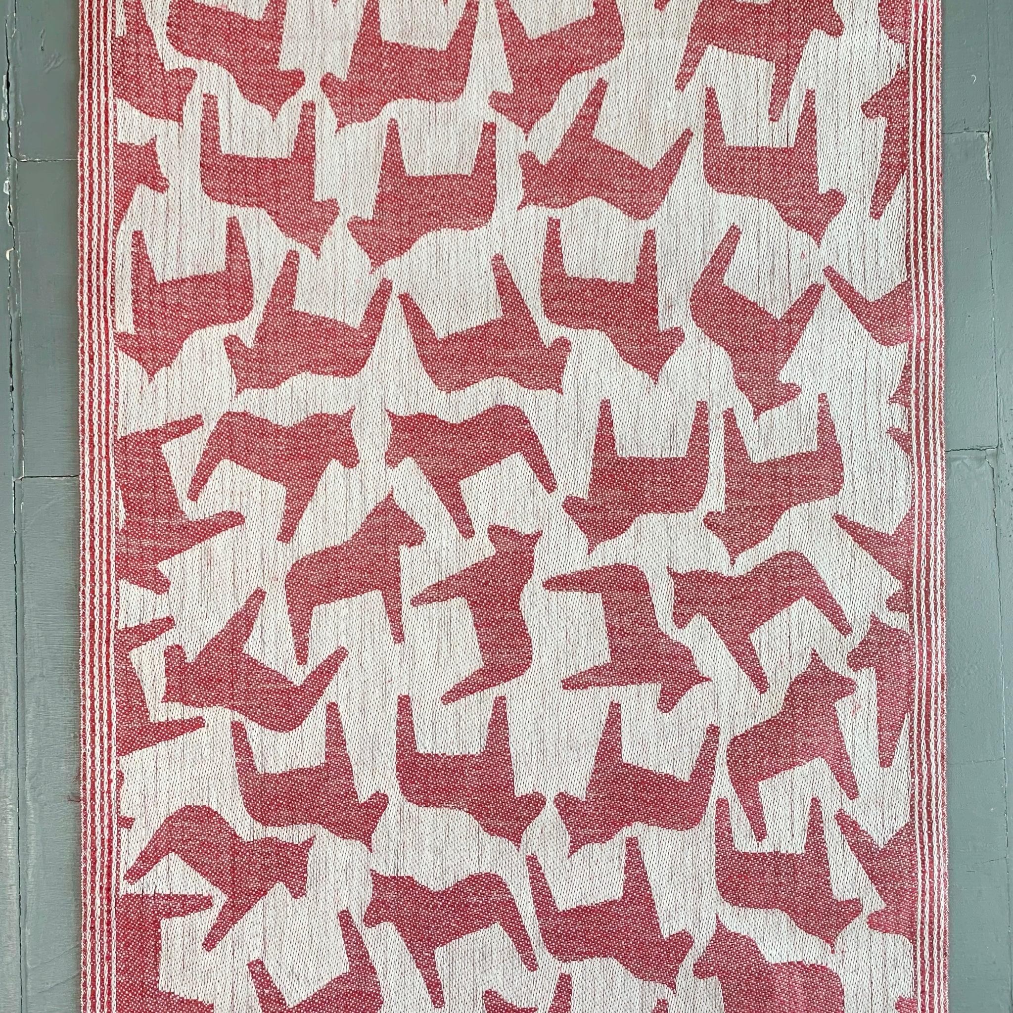 Tischläufer mit Dalahästar aus Leinen in Rot von oben