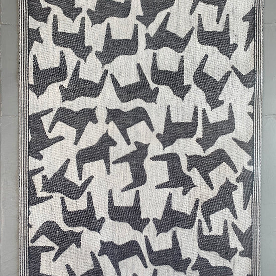 Tischläufer mit Dalahästar aus Leinen in Schwarz von oben