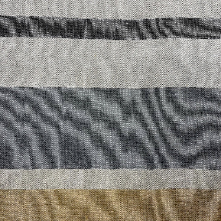 Detail des Tischläufers Rengsjö aus Leinen mit Streifen in schwarz, natur, umbra