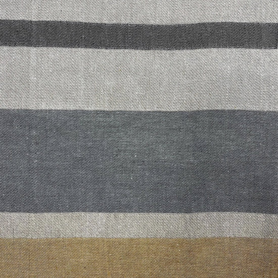 Detail des Tischläufers Rengsjö aus Leinen mit Streifen in schwarz, natur, umbra