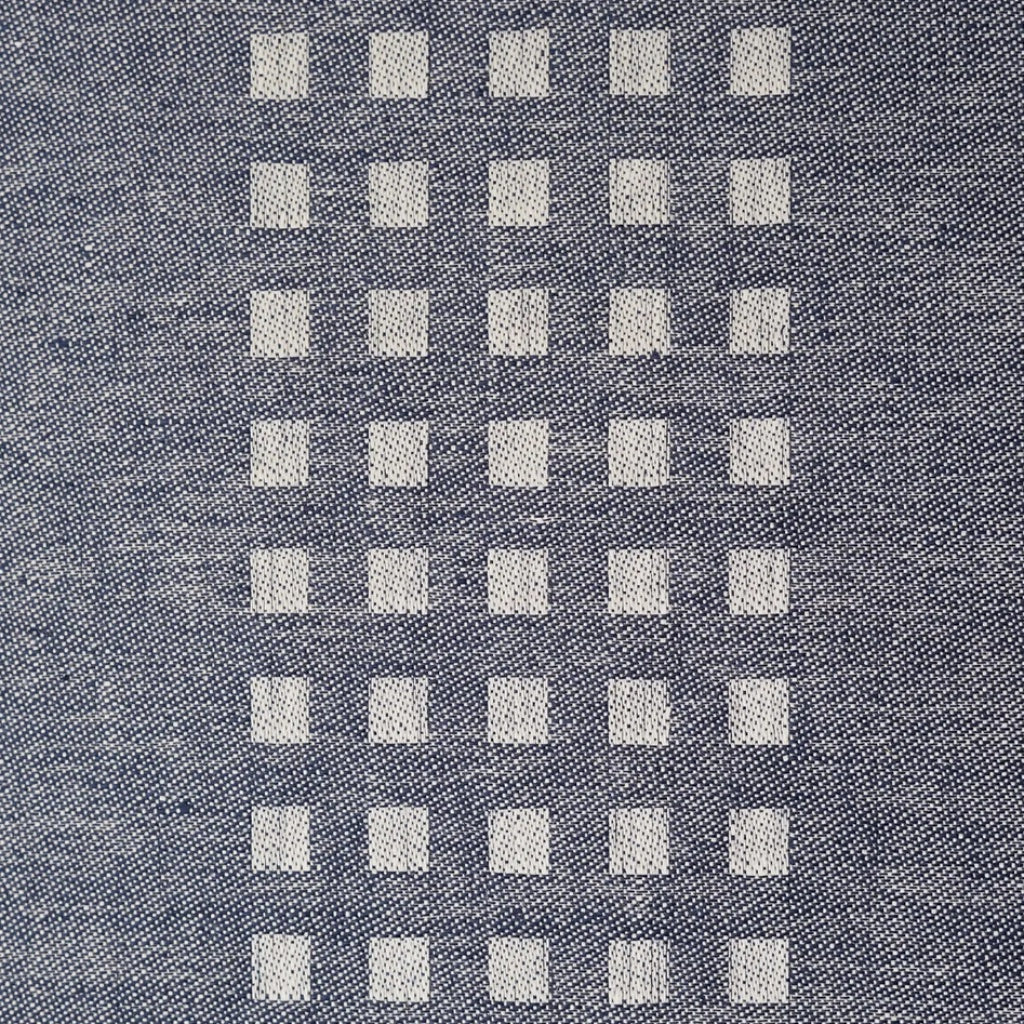 Detail des Tischläufers Solliden aus Leinen in marineblau von Klässbols linneväveri erhältlich bei MYS