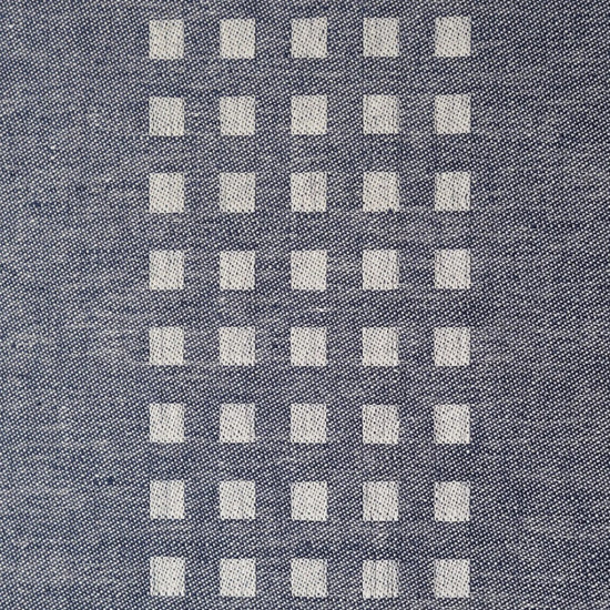 Detail des Tischläufers Solliden aus Leinen in marineblau von Klässbols linneväveri erhältlich bei MYS