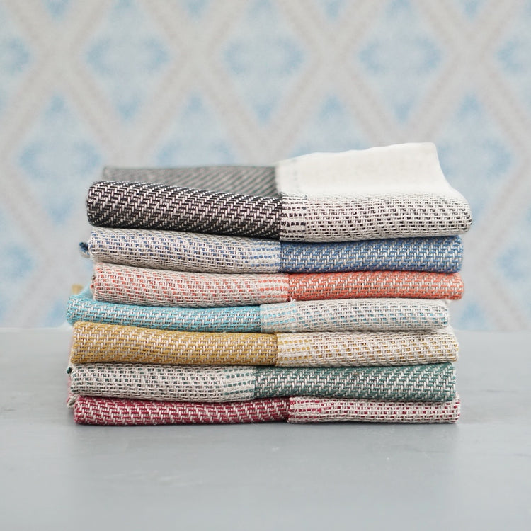 Badvorleger aus Leinen in verschiedenen Farben als Stapel