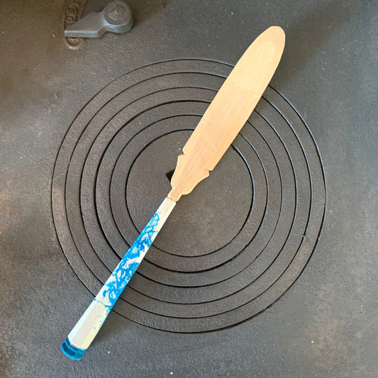 Handgeschnitzter Tortenheber aus Birkenholz auf Küchenofen liegend