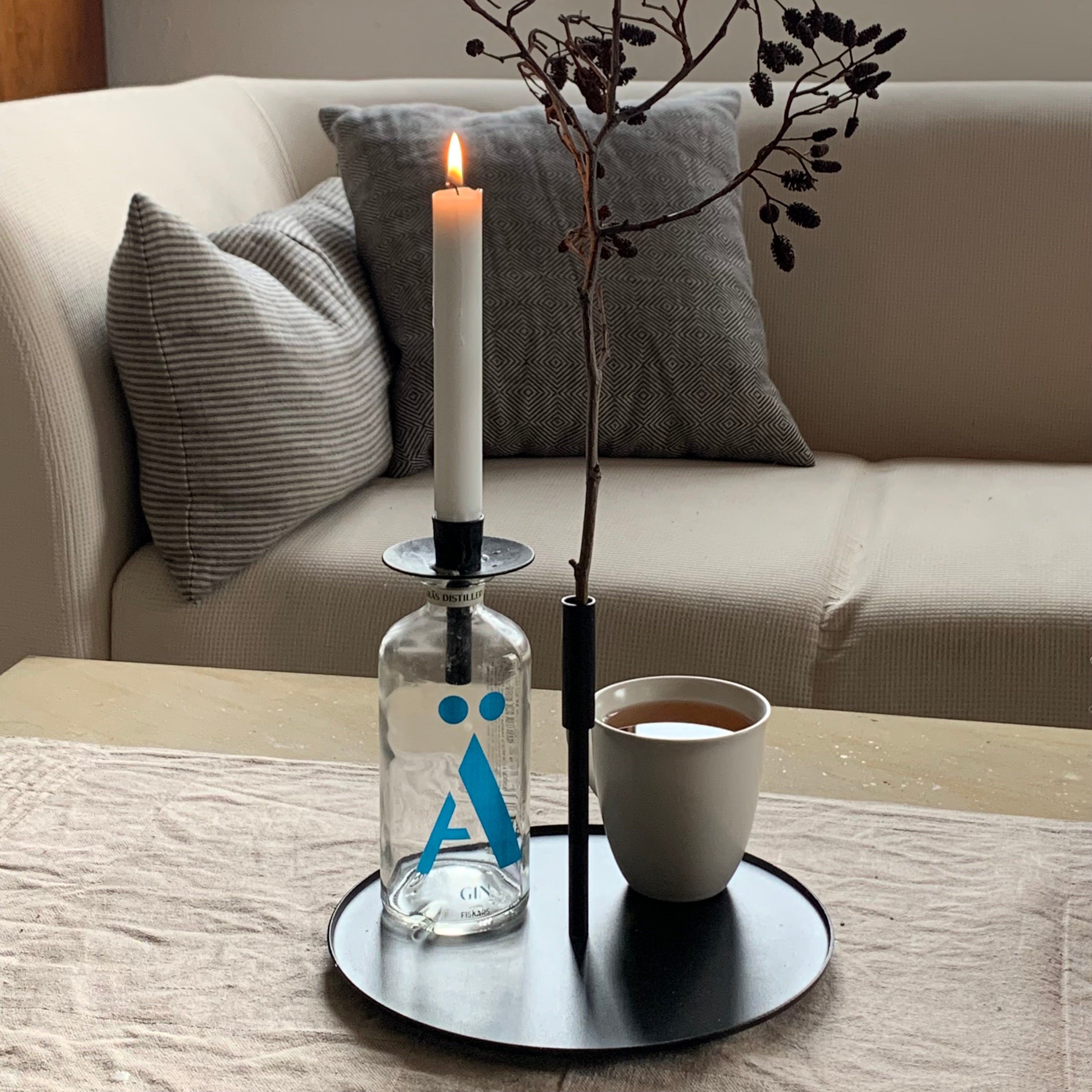 Kerzenhalter Trädet mit Teetasse und Flasche in Wohnraum