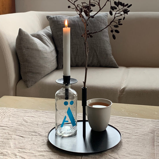 Kerzenhalter Trädet mit Teetasse und Flasche in Wohnraum