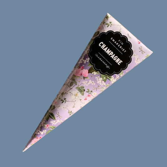 fliederfarbenes Spitztütchen mit Blumenmuster und Aufschrift Champagner Trüffel Pralinen