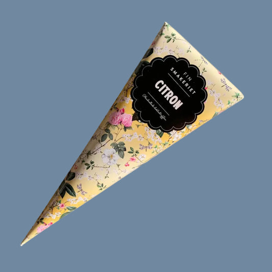 gelbe Spitztüte mit Blumenmuster und Aufschrift Citron