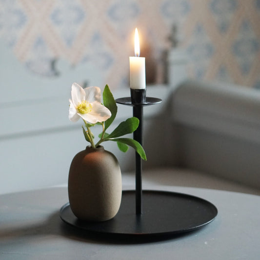 Kerzenhalter Trädet aus schwarzem Metall mit Vase mit Christrose in Küchenbankambbiente