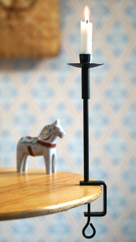 Kerzenhalter Tving an Holztisch auf dem ein Dalapferd steht