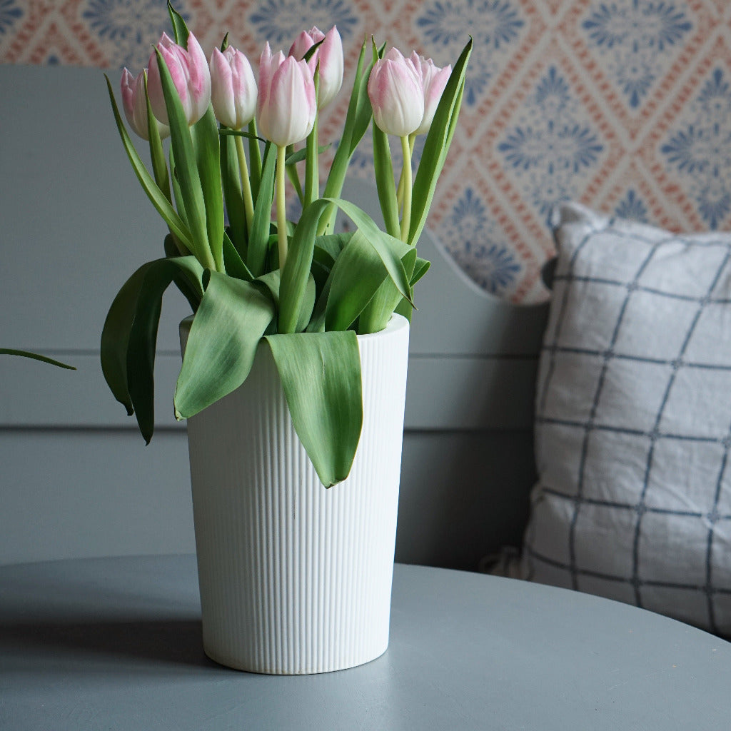 Vase Eksberg mit Tulpe auf Tisch vor schwedischem Küchensofa