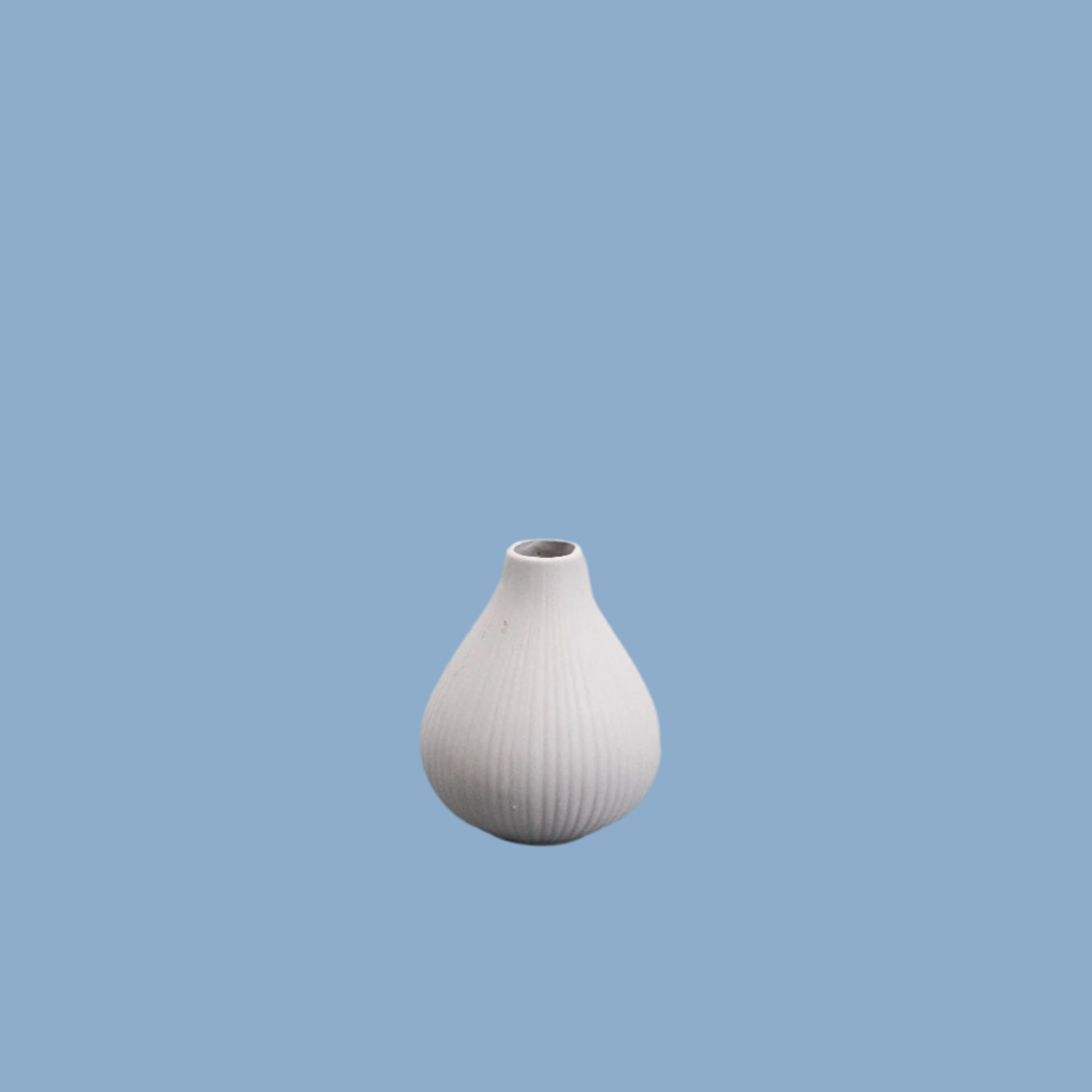 Vase Ekenäs aus Keramik in grau von Storefactory vor blauem Hintergrund