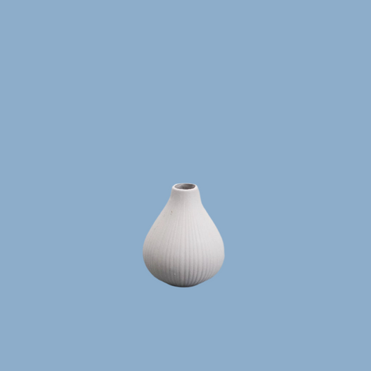 Vase Ekenäs aus Keramik in grau von Storefactory vor blauem Hintergrund