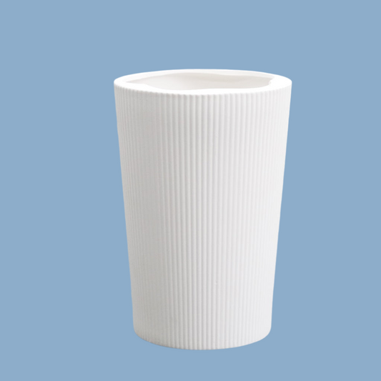 Vase Eksberg aus Keramik in weiß von Storefactory vor blauem Hintergrund