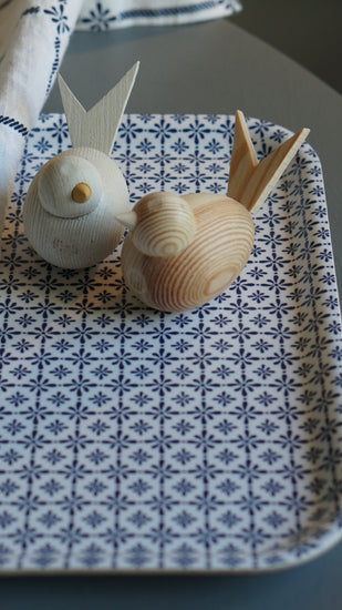 zwei Vögel aus Holz auf Tablett Destiny