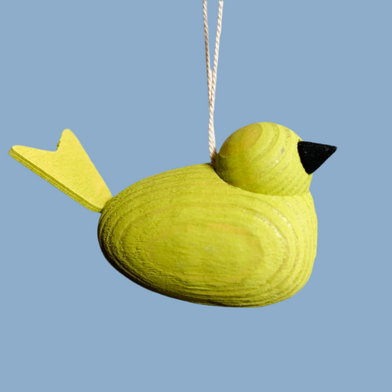 Vogel aus Holz mit Band in limegrün