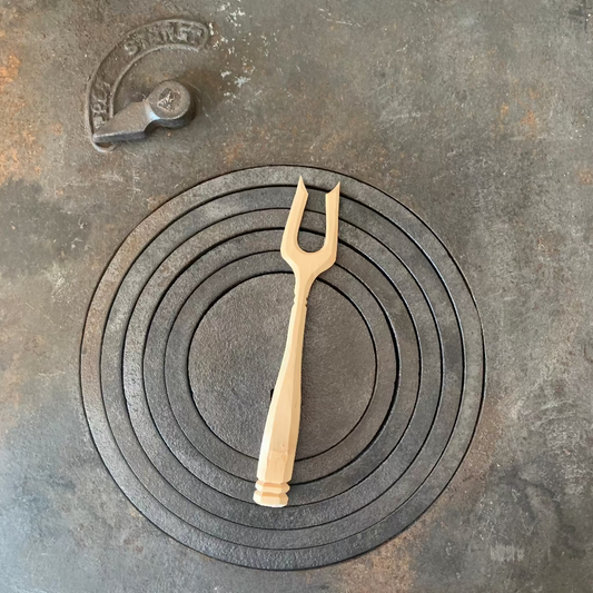 Vorlegegabel Birkenholz auf  Küchenofen Schmuck am Stiel