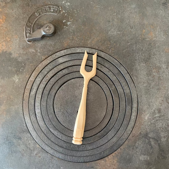 Vorlegegabel Birkenholz auf  Küchenofen Schmuck am Stiel