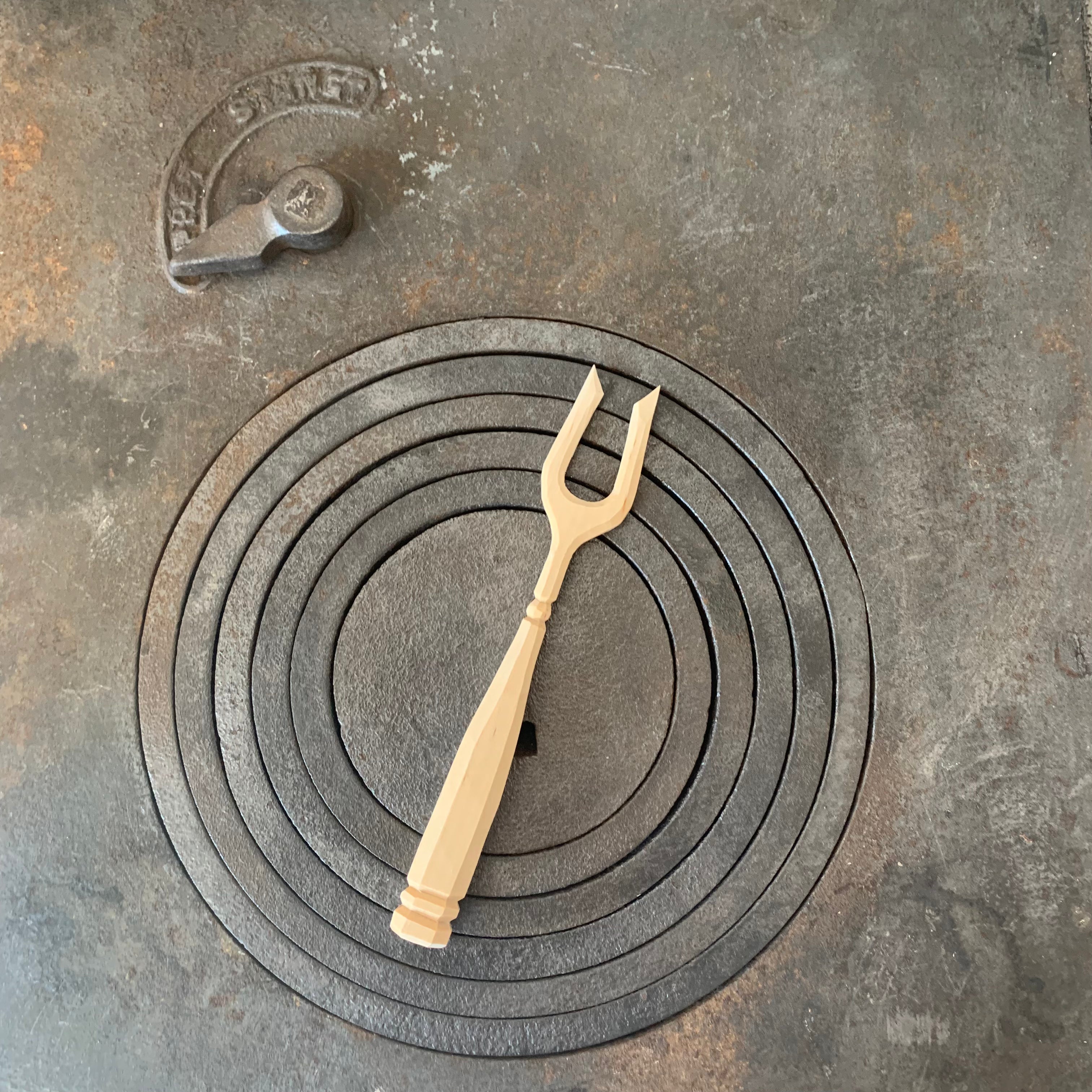 Vorlegegabel Birkenholz auf Küchenofen