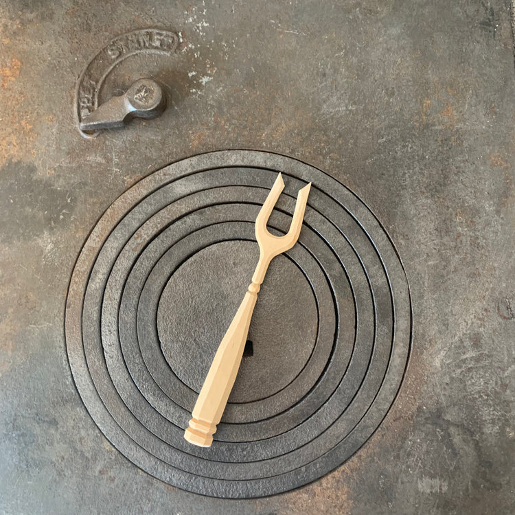 Vorlegegabel Birkenholz auf Küchenofen