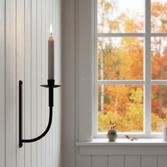 Wandkerzenhalter Lampett in schwedischer Stuga mit Blick in Herbstwald KI generiert