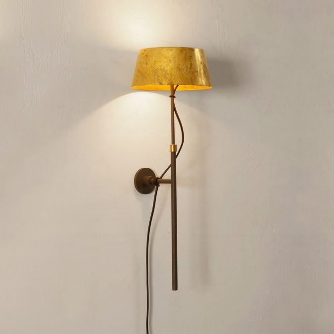 Wandlampe Karl mit Messingschirm an Wand