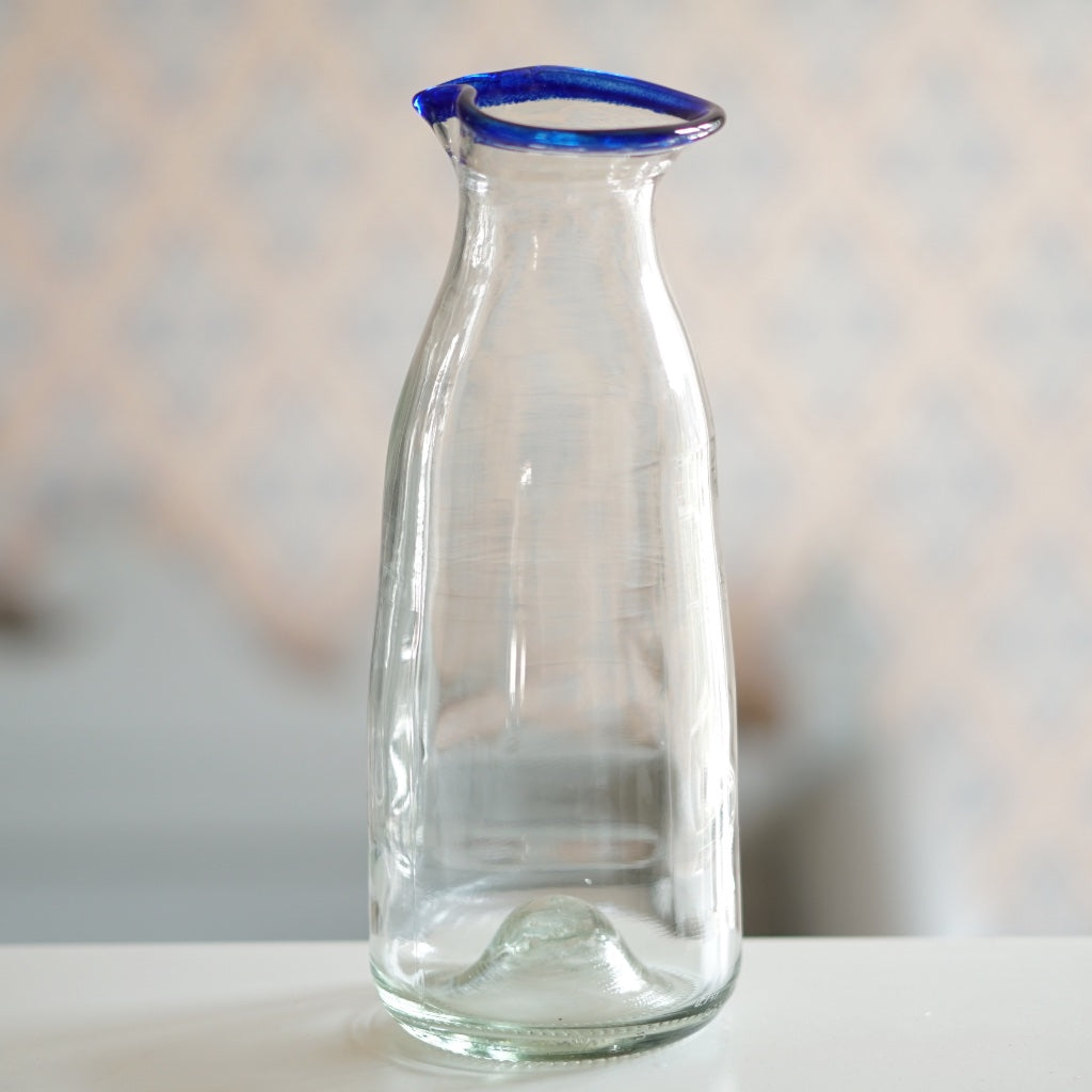 Wasserkaraffe aus Glas mit blauem Rand