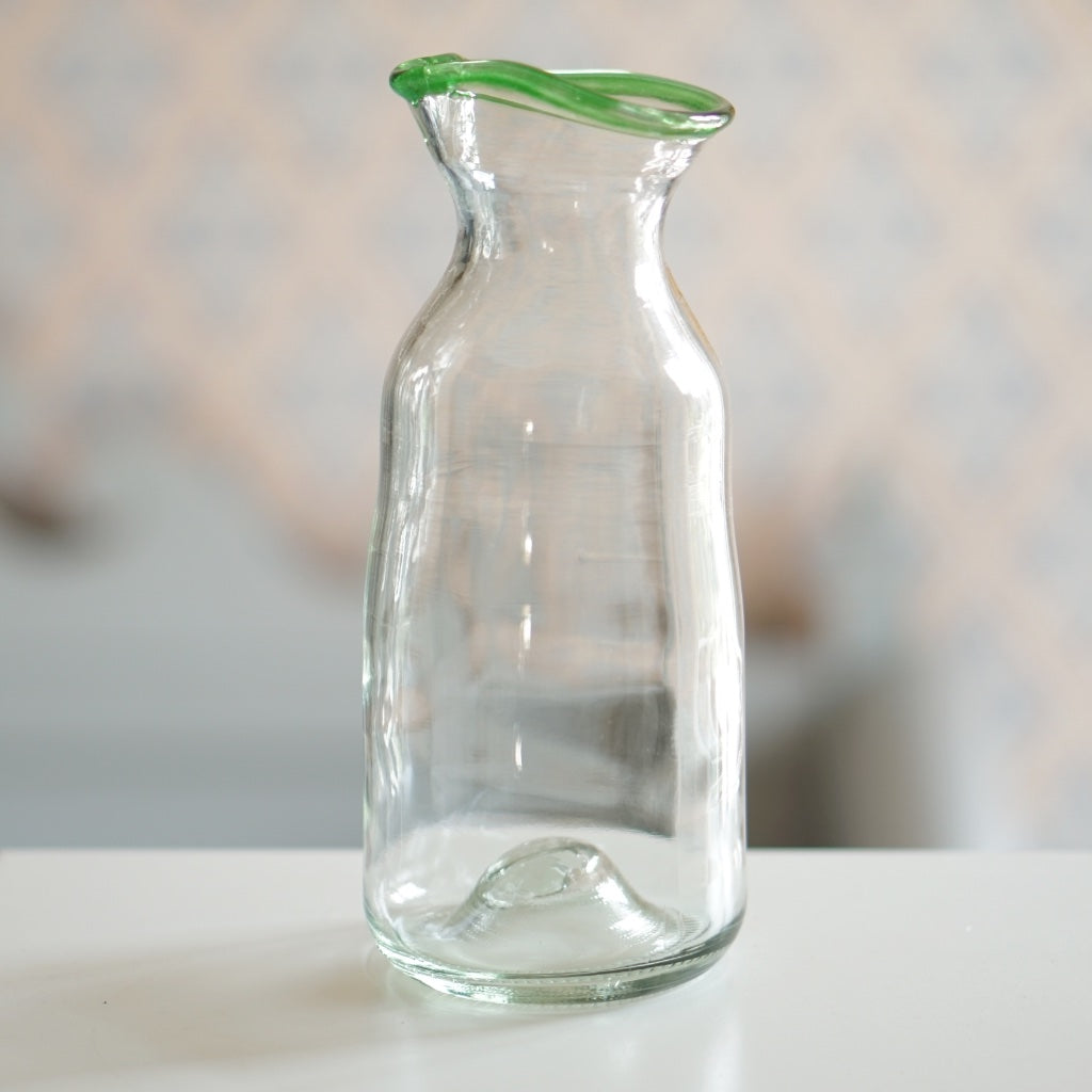 Wasserkaraffe aus Glas mit grünem Rand