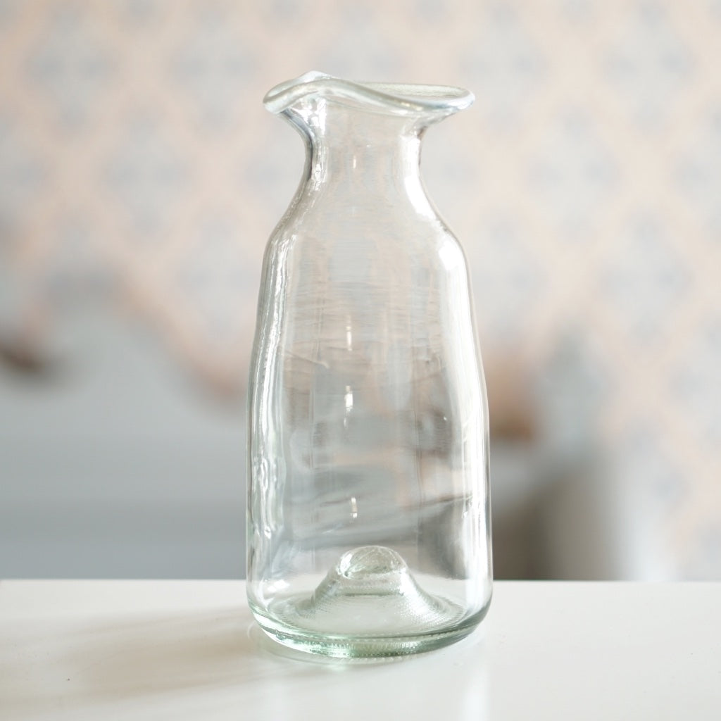 Wasserkaraffe aus Glas mit weißem Rand