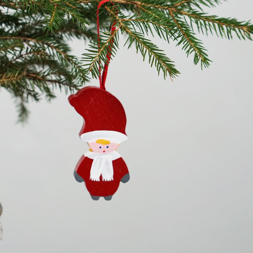 Weihnachtswichtel aus Holz mit Band an Tanne