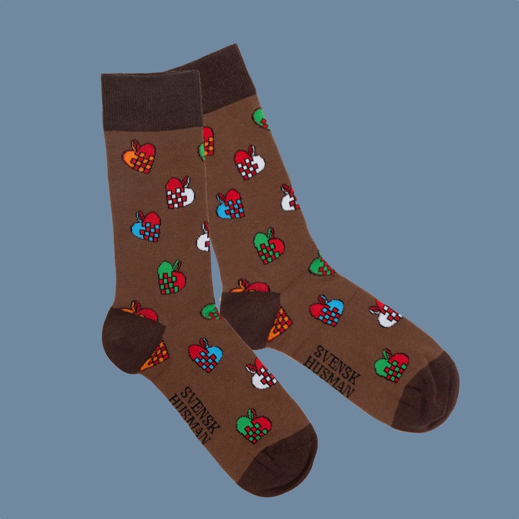 braune Socken mit bunten Flechtherzen
