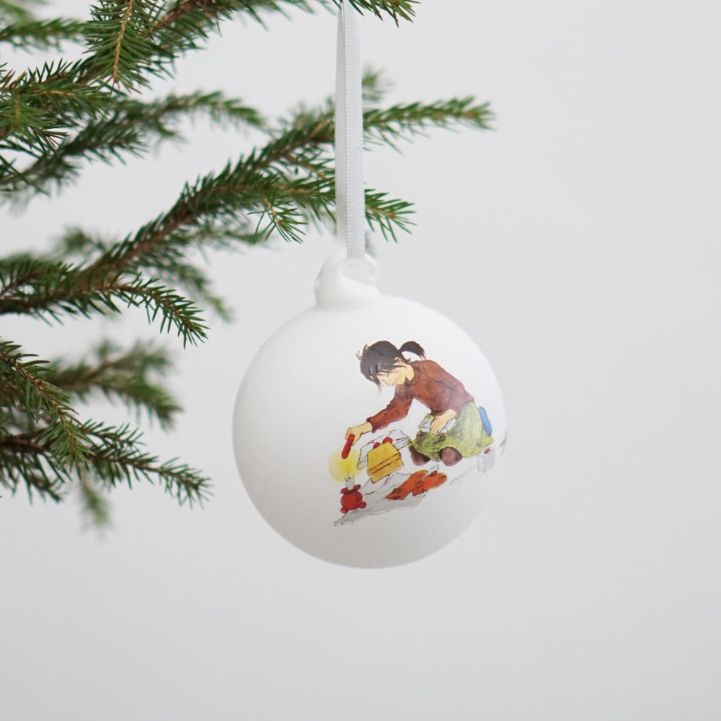 Weihnachtskugel aus Glas mit Bullerbümotiv Geschenke verpacken