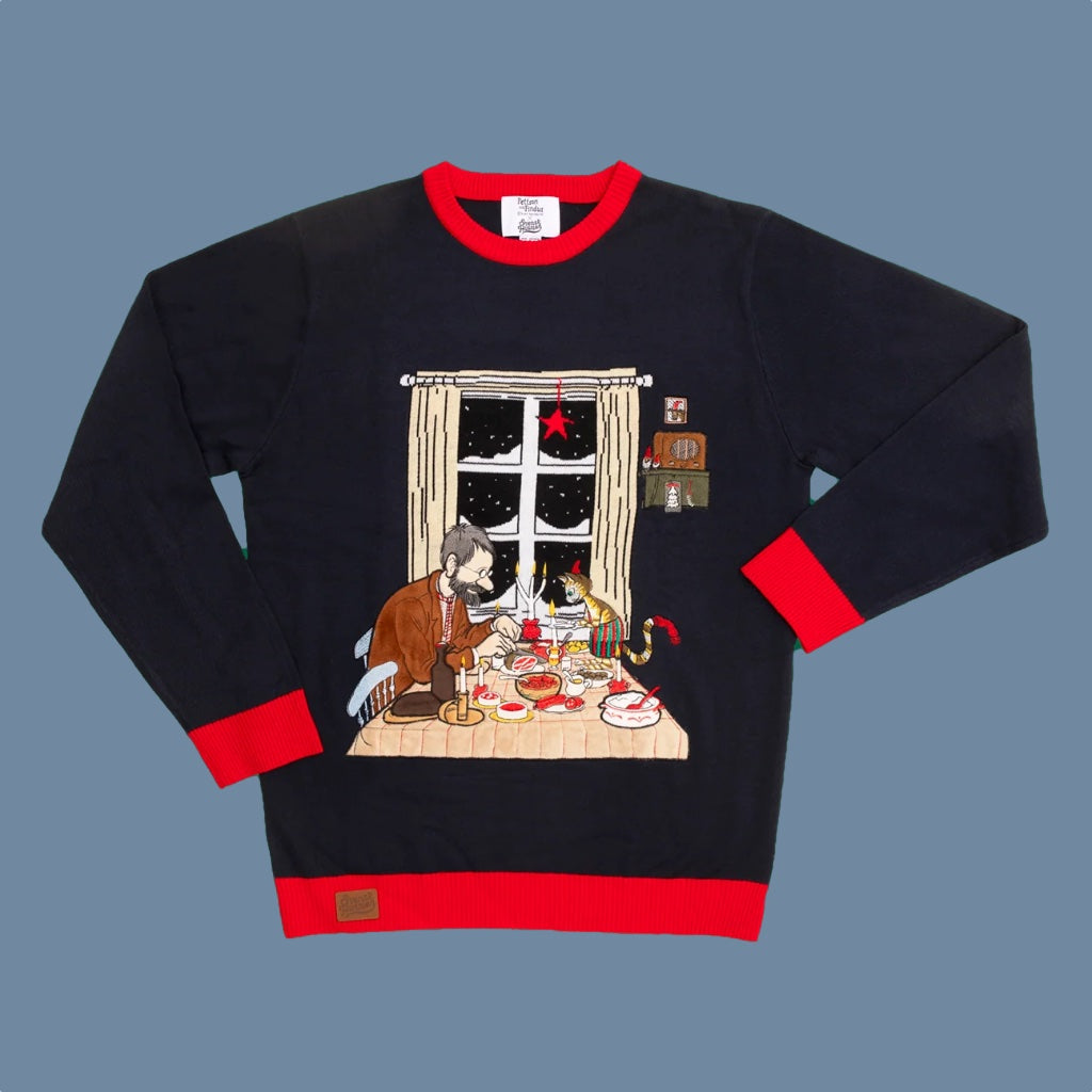 dunkeblauer Weihnachtspullover mit Pettersson und Findus und Weihnachtsuffet am Fenster mit roten Details