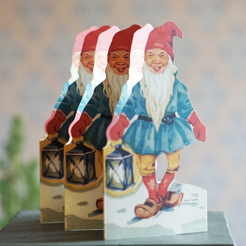 Papierleporello mit Wichtel mit Laterne aufgestellt 