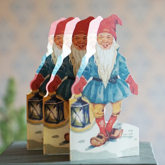 Papierleporello mit Wichtel mit Laterne aufgestellt 