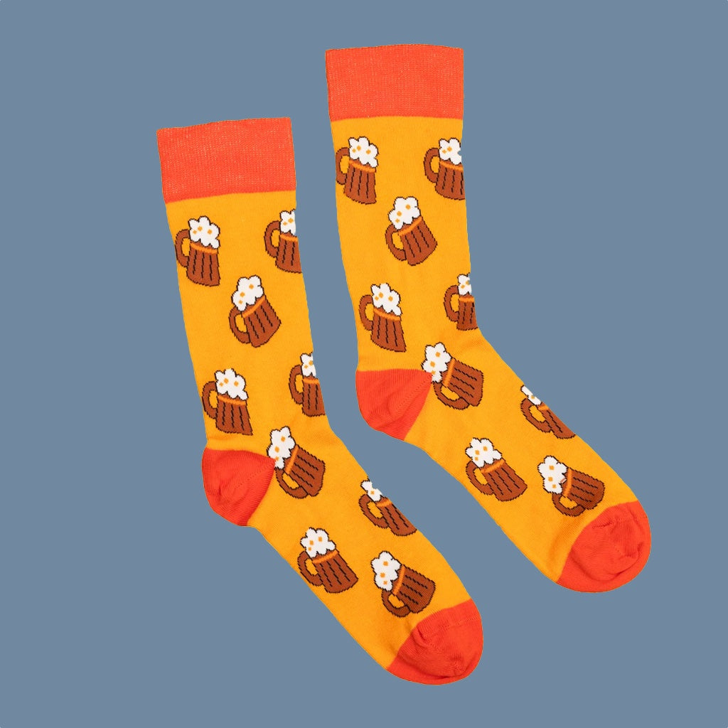 gelbe Socken mit Biergläsern und orangefarbener Spitze, Ferse, Bündchen