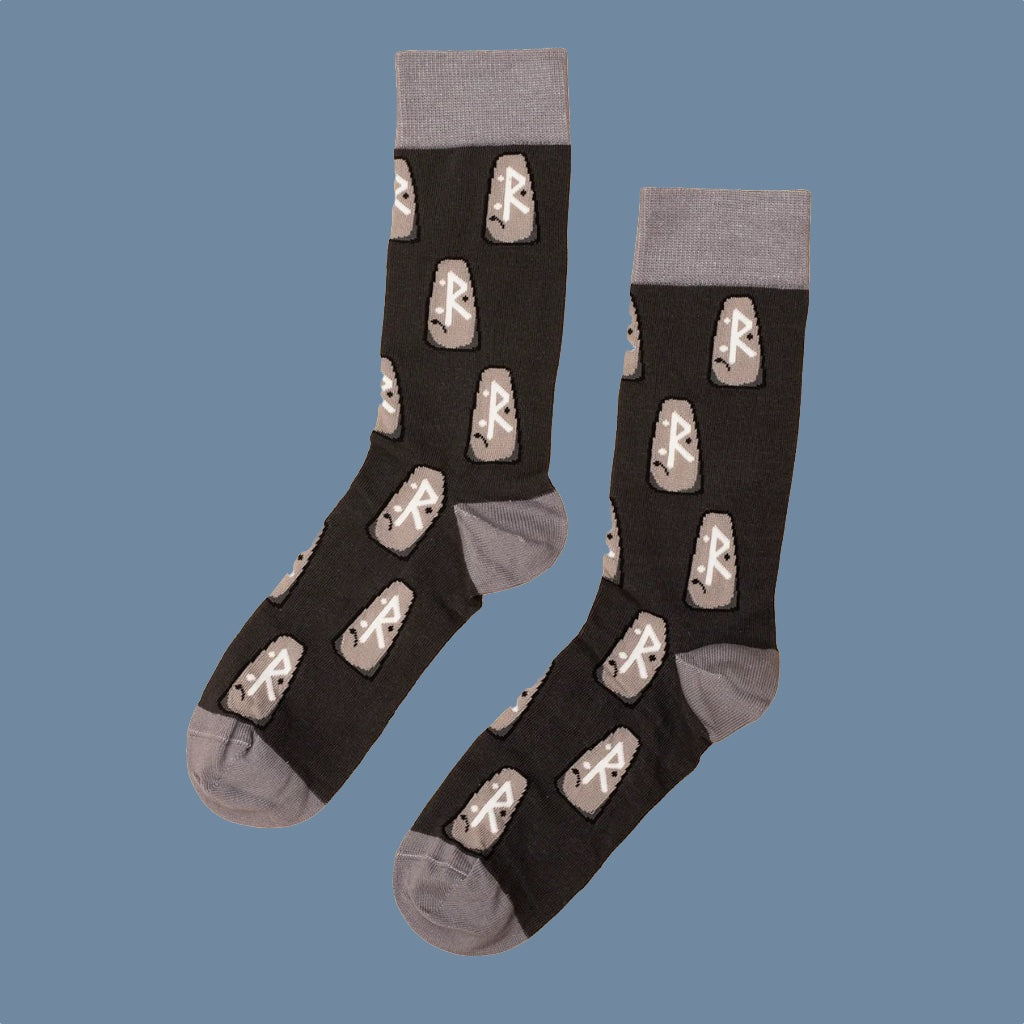 dunkelbraune Socken mit Runensymbol und grauer Spitze, Ferse, Bündchen