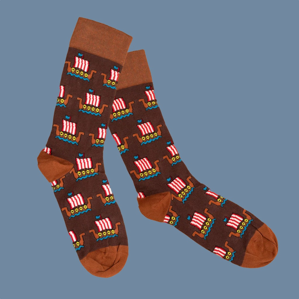 dunkebraune Socken mit Wikingerhelmen und hellbraunen Fersen, Spitzen, Bündchen