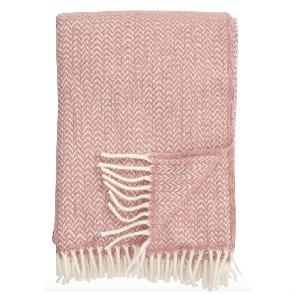 Wolldecke Chevron aus Lammwolle rosa zusammengefaltet