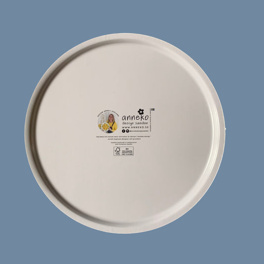 Rücksseite des Runden Holztabletts mit Zitronen mit Info über Anneko Design auf Schwedisch und Englisch