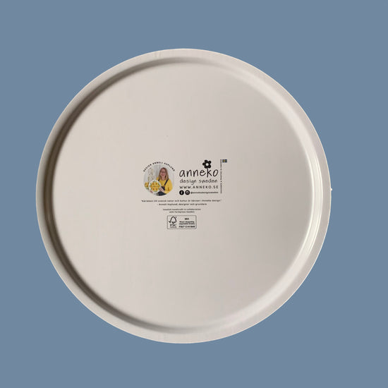 Rücksseite des Runden Holztabletts mit Zitronen mit Info über Anneko Design auf Schwedisch und Englisch