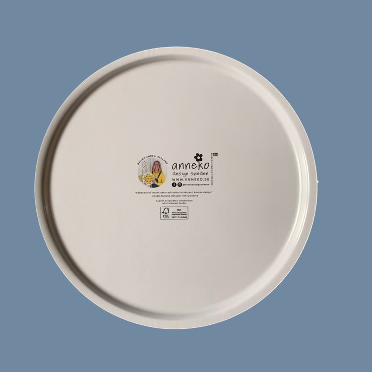 Rücksseite des Runden Holztabletts mit Zitronen mit Info über Anneko Design auf Schwedisch und Englisch