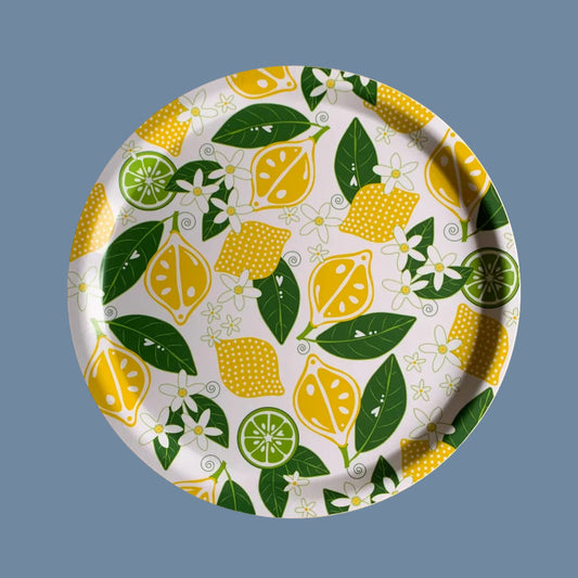 Vorderseite des runden Holztabletts mit gelben Zitronen, grünen Blättern und weißen Blüten