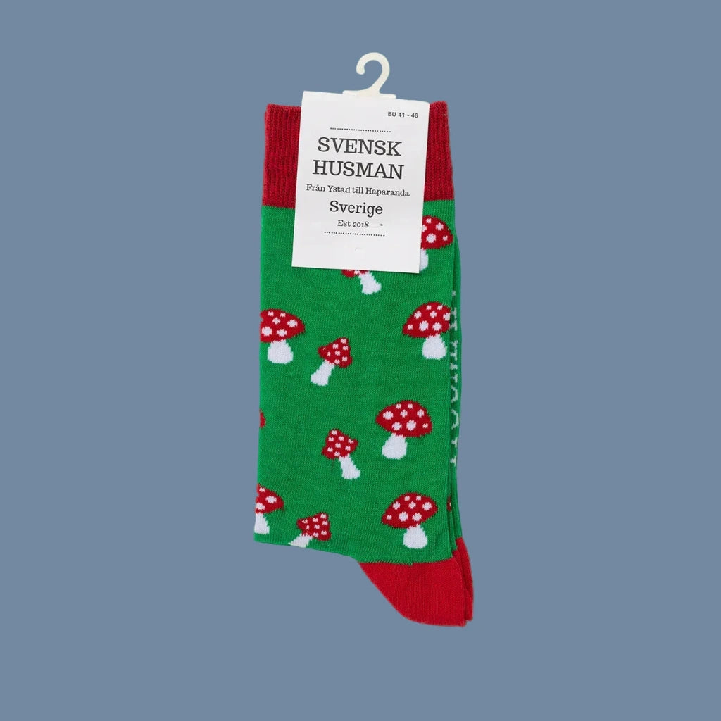 grüne Socken mit Fliegenpilzen