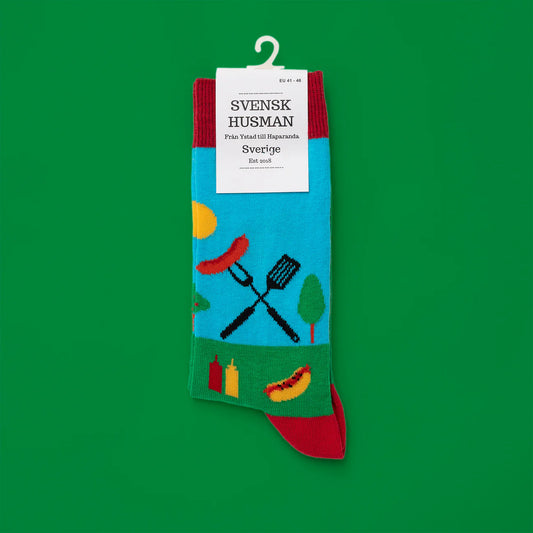 Socken Grillfest mit Label vor grünem Hintergrund