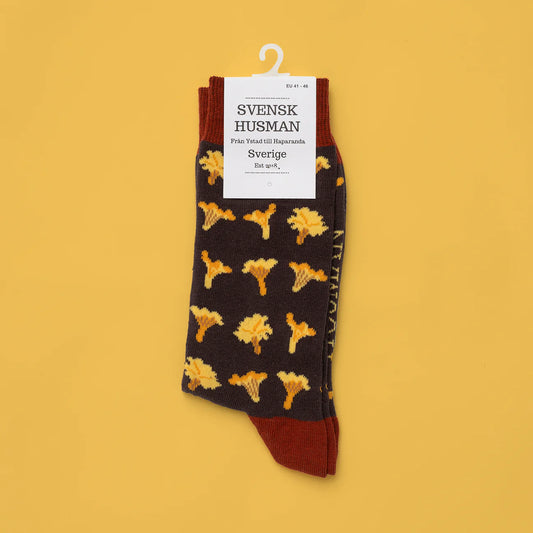 Socken mit Pfifferlingen auf braunem Untergrund
