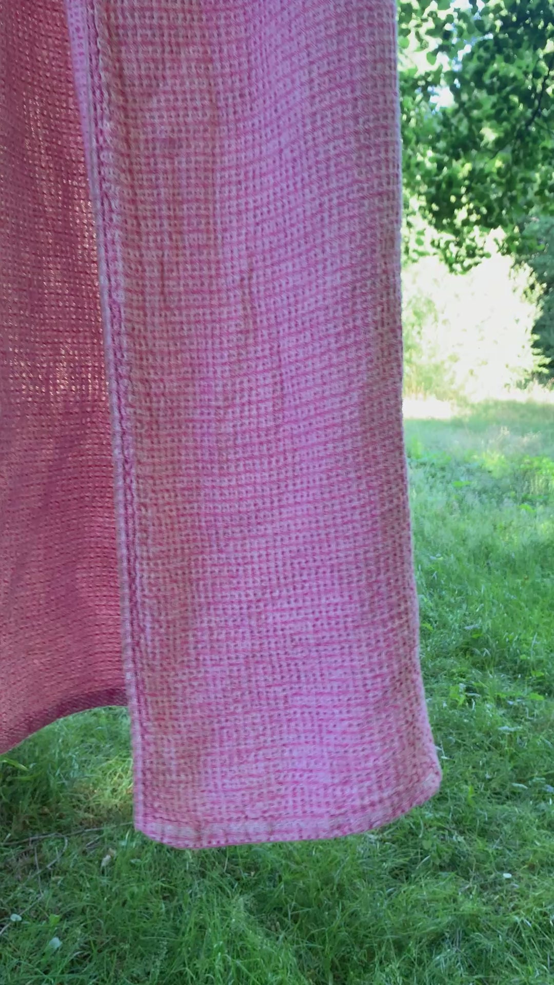 Badetuch Bubbel aus Leinen in pink von Växbo lin morgens an einem Ast hängend mit Vogelgezwitscher
